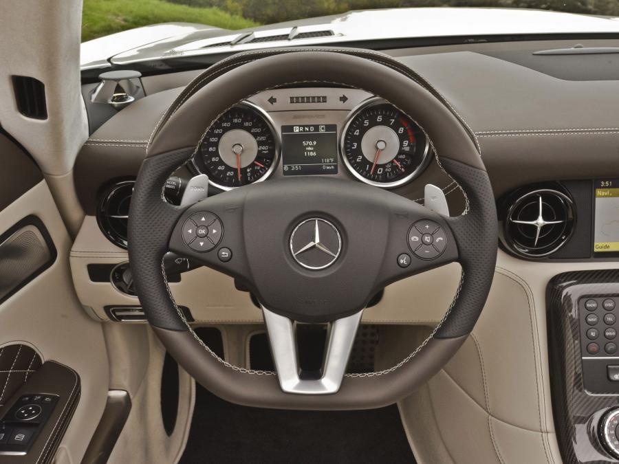 Панель приборов Mercedes-Benz SLS AMG GT Roadster (R197) 2012 года  (NA) (фото 26 из 54)
